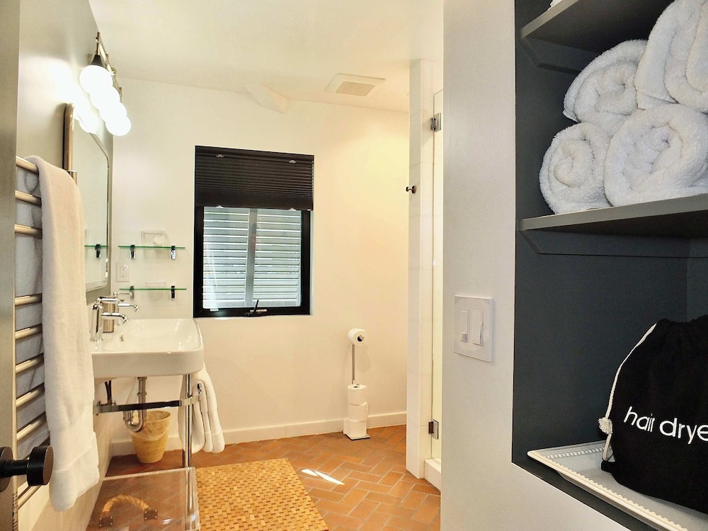 Naples Luxury Retreat - 3 BDR Stay for 6 With Rooftop Patio
