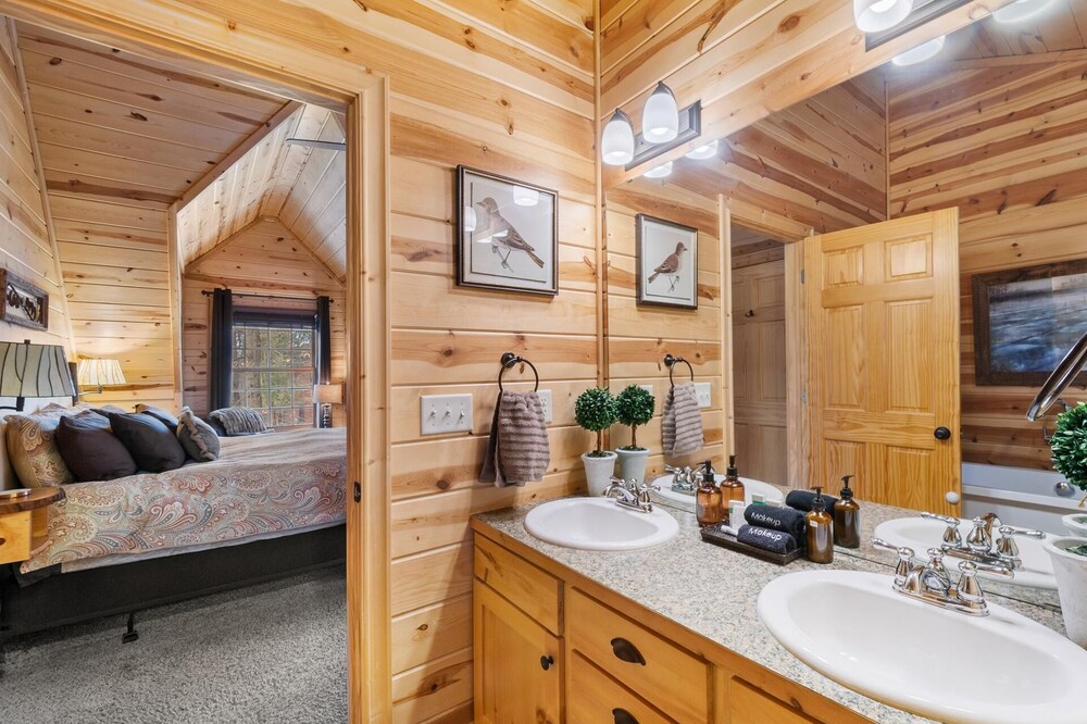 Timber Nest Goshorn Lake Dock, Pool, Town HOT Tub!