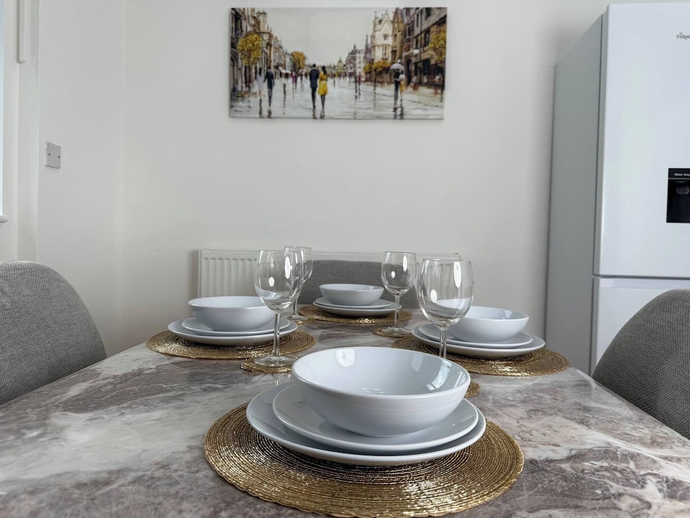 Urban Calm Spacious 3-bed Home With Free Parking