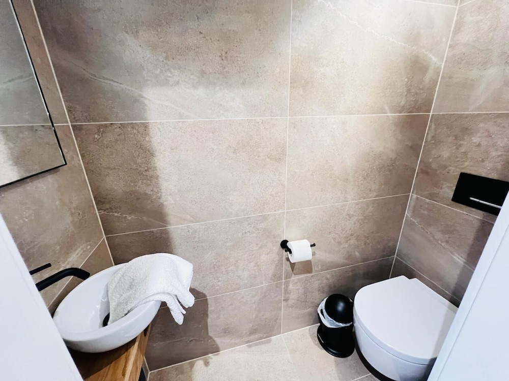 Beautiful one bedroom w balcony&parking