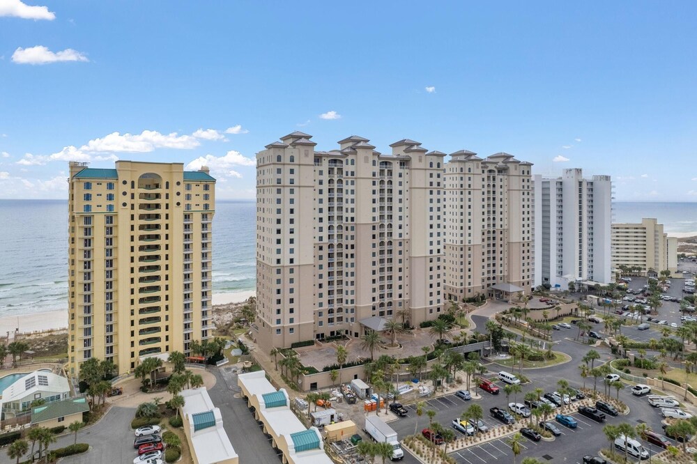 Indigo East 901 + Den W/cabana !