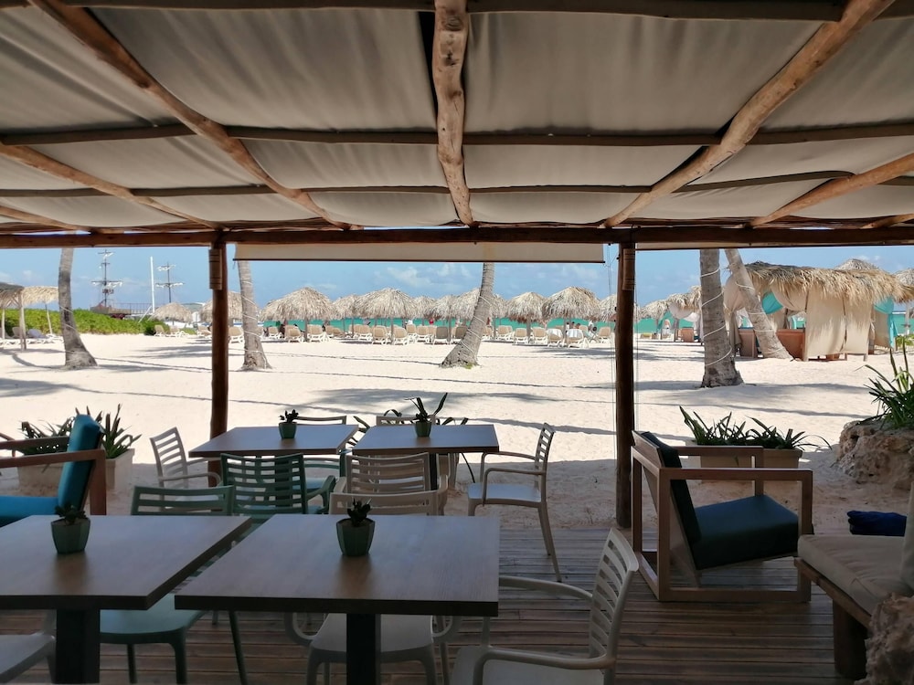 Los Corales Beach Village