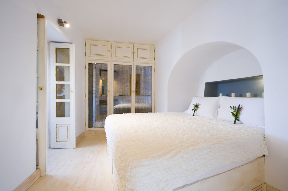 Hyperion Oia Suites