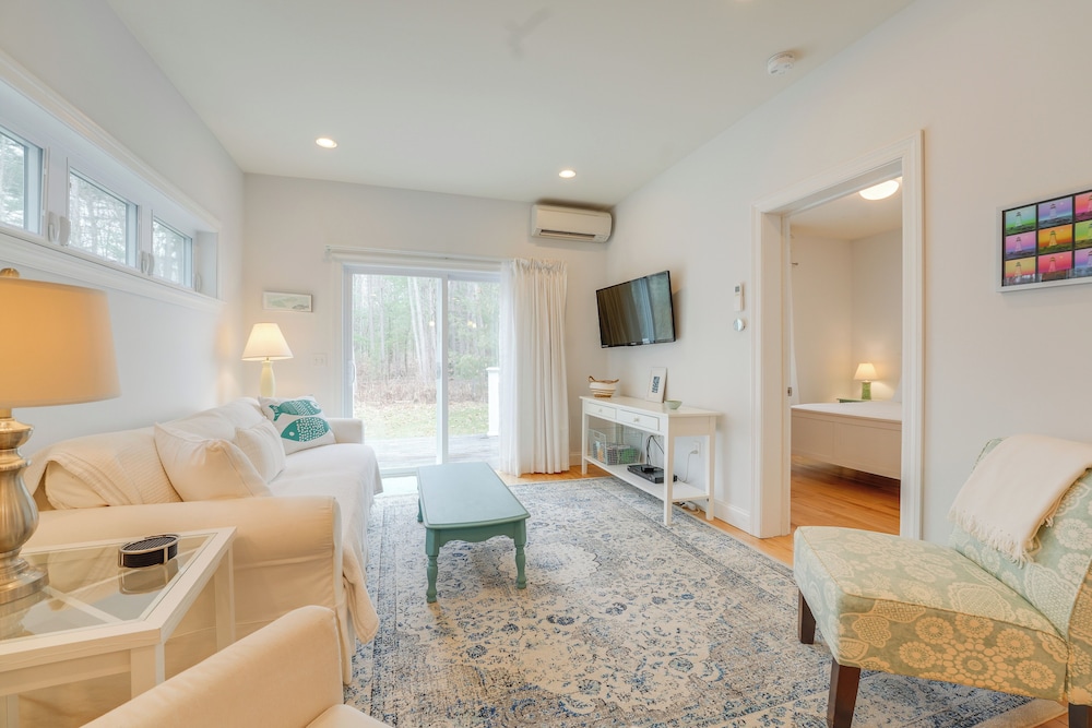 Near Portland trails: Walkable Apartment w/ Deck