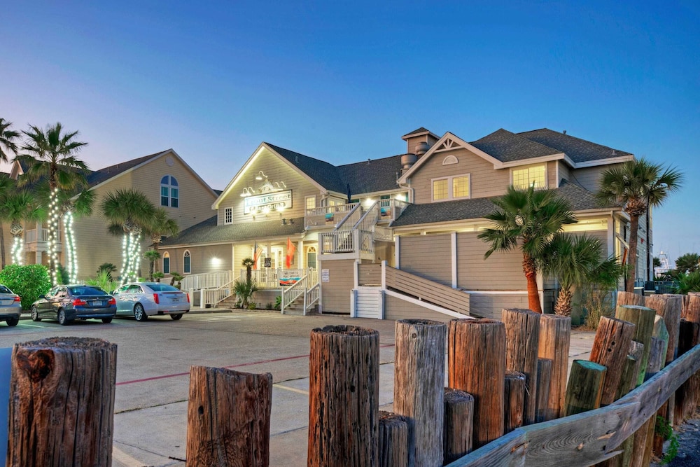 Dolphin at Trout Street Queen Suite w/ Kitchenette Marina-front + Patio