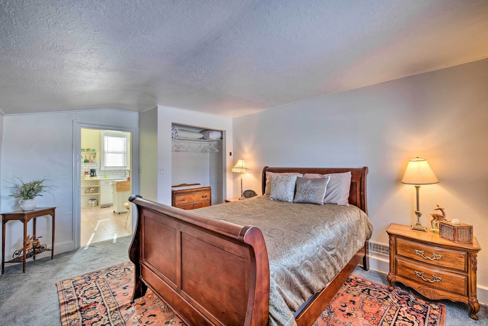 Kik-n-bak Cottage w/ Beautiful Mountain View view 5
