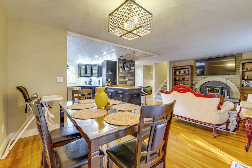 Family Retreat w/ Hot Tub & Game Room in Everett!