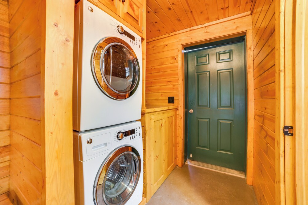 Steps to Lakefront: Dog-friendly Cabin in Levering