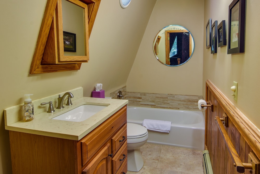 Resort Amenities: Family-friendly Dubois Cabin view 5