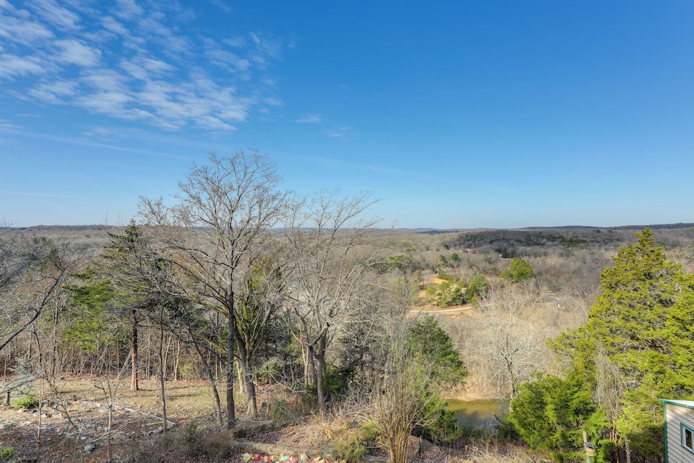 'the Treehouse' in Cherokee Village: Deck & Views