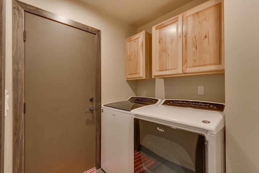 Silver Pines - Ski or Summer 30+ day Home