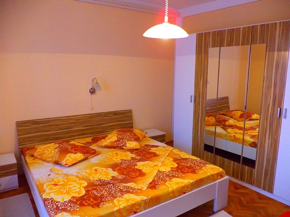Beautiful Apartment With Balcony on Island Rab view 4