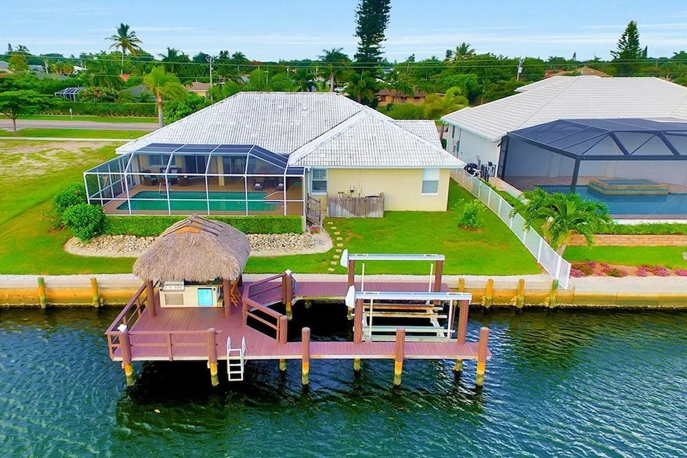 BE324 4 Bedroom Holiday Home by Marco Naples Vacation Homes