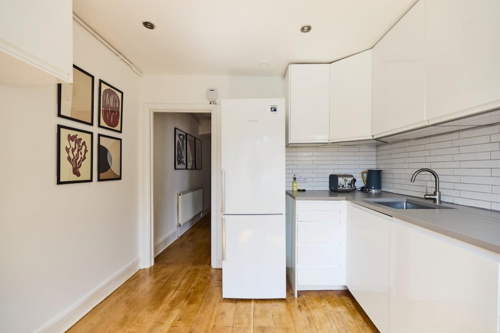 The Waterlow Park Wonder - Trendy 2bdr With Study Room and Patio