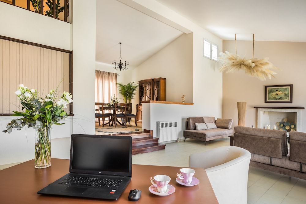 Malibu Studios & Apartments