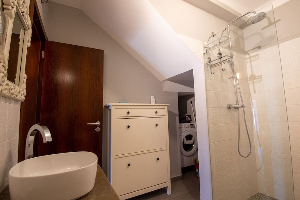 12a Travessa da Nau Modernised yet Traditional h