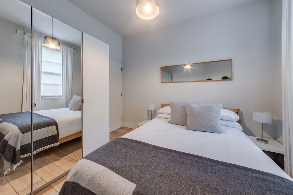 The Foxhole - Fitzrovia - by Frankie Says