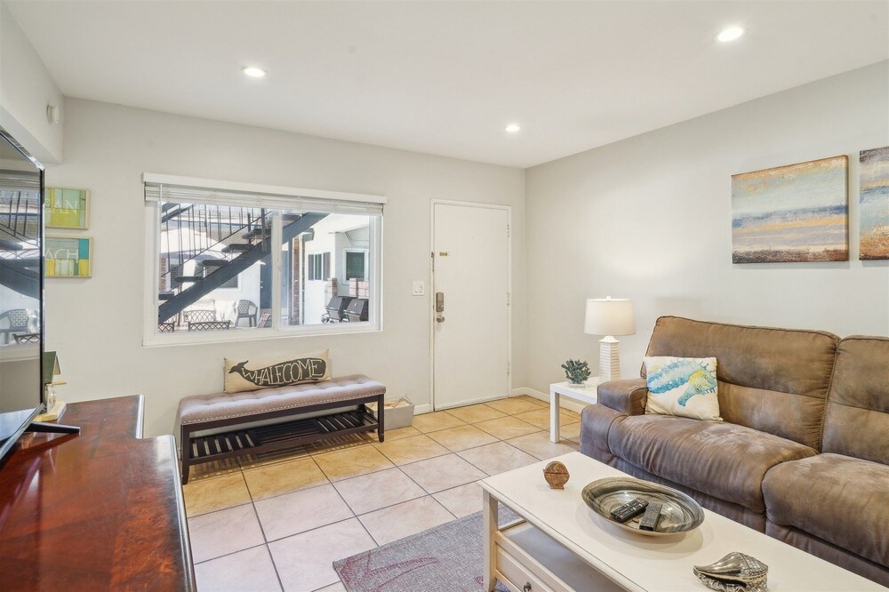 Beautiful 2 Bed Beach Condo #104 2 Bedroom Condo by RedAwning