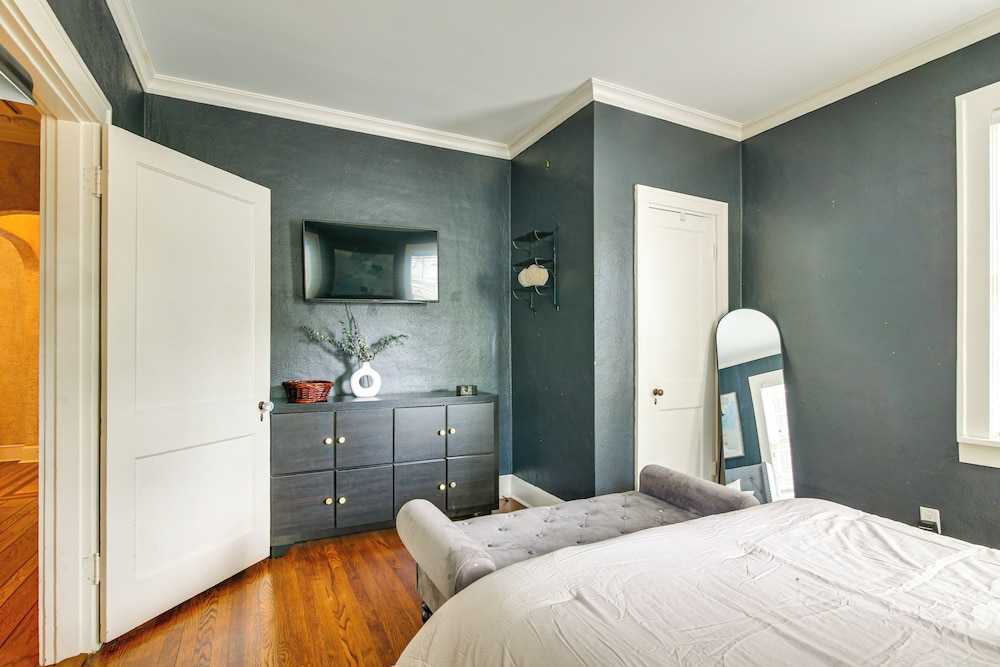 2 Mi to Memphis Zoo: Charming Home w/ Private Yard