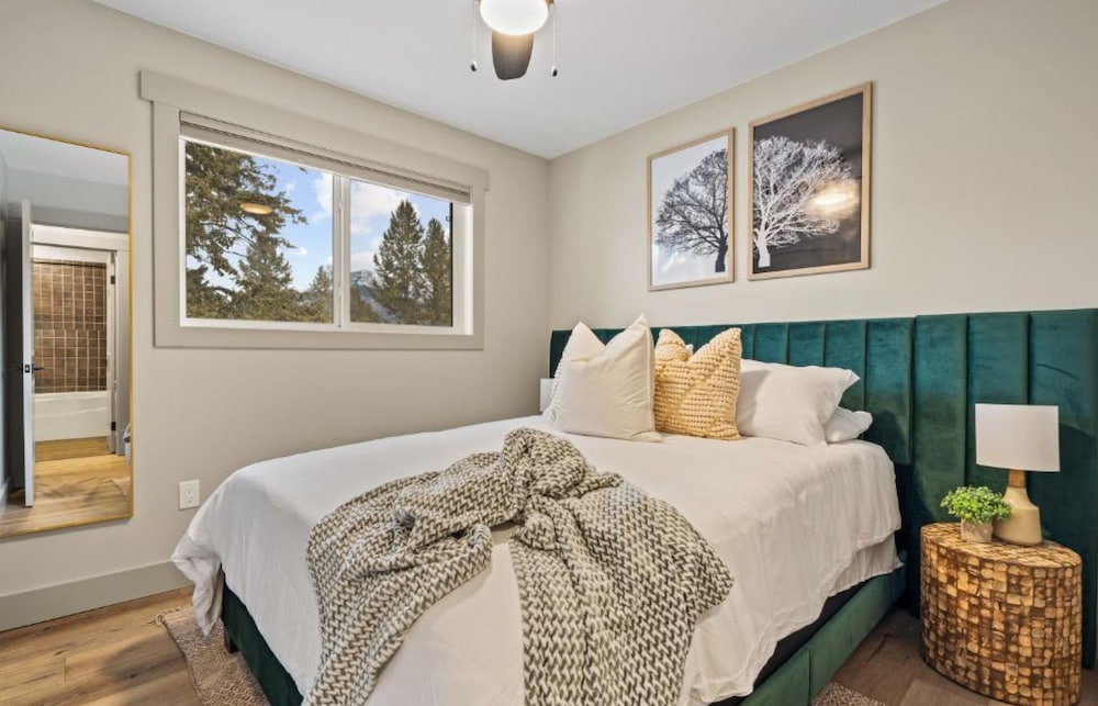 Evergreen Escape No Service Fees Fireplace