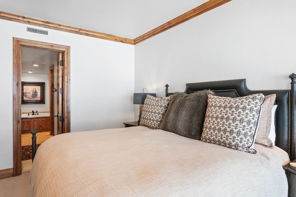 Grand Lodge - 3 Bedroom Deluxe #304 - Ski-in/out 3 Condo