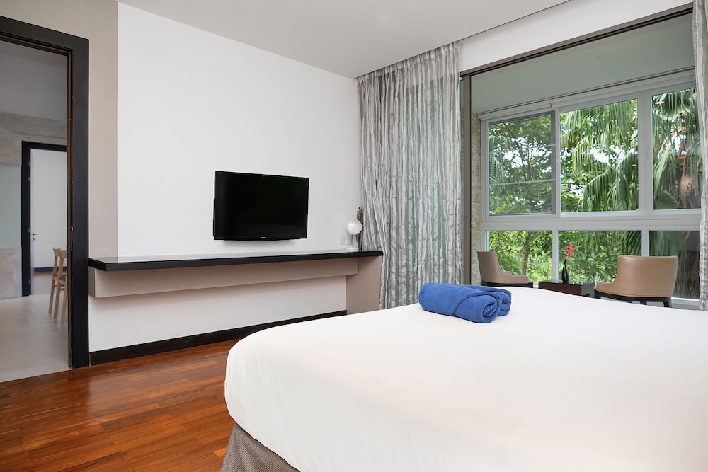 Elegant 2BR Apartment RGN B411 in Laguna