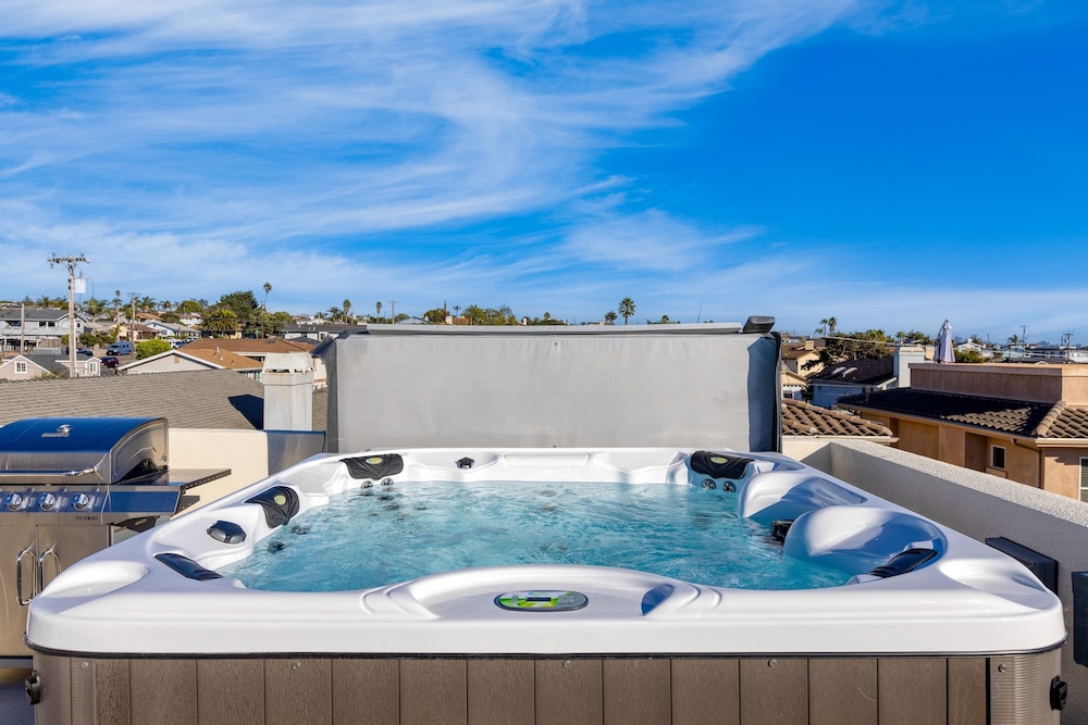 Sunset Serenity by Avantstay Rooftop w Hot Tub Fire Pit 3 Blocks to Beach