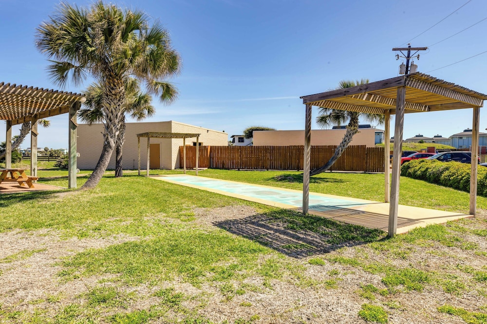 Steps to Beach & Boardwalk: Condo in Port Aransas!