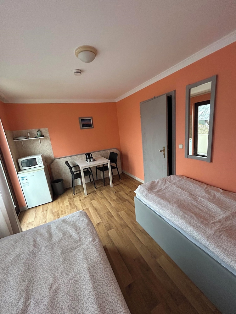 2-Rent Group Hostel Rooms AUB162