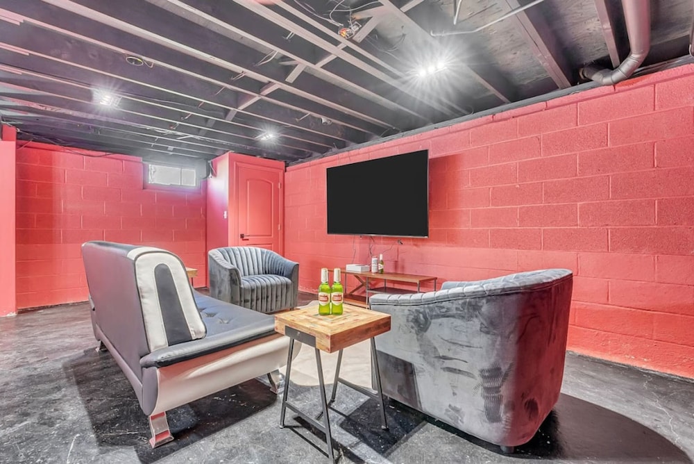 Fall Getaway With Hot Tub Fire Pit and Games