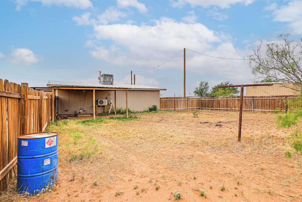 7 Mi to Dtwn Odessa: Home w/ Large Yard!