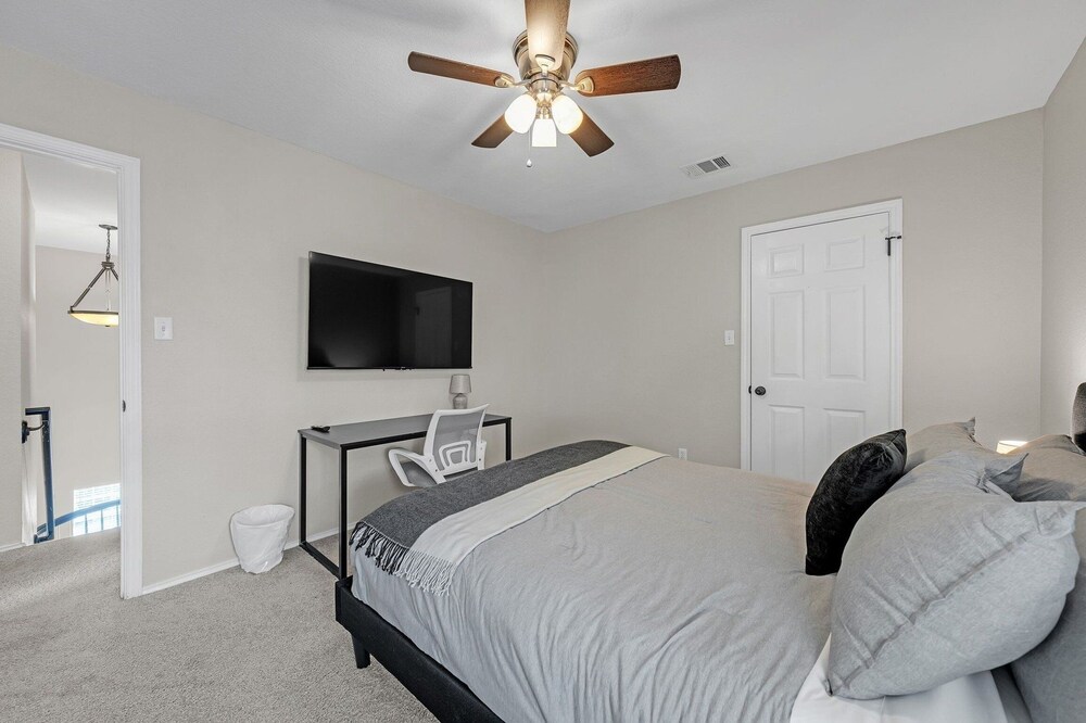 Modern 4br Gem Chic Comfort In Austin 4 Bedroom Home