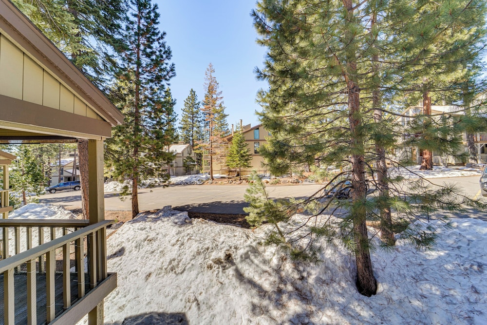 1 Mi to Lake Tahoe: Condo w/ Pool Access