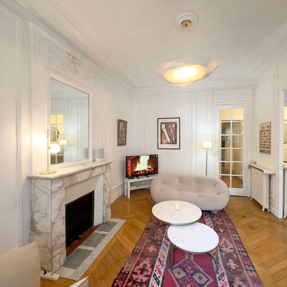 Chic Grenelle 3 Bedroom Apartment in Paris