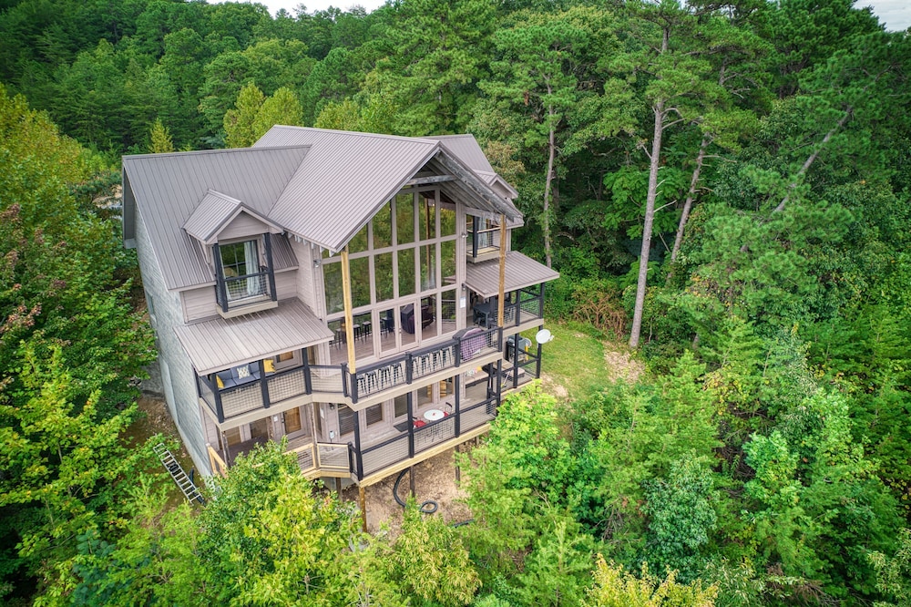 Cabin w Amazing Views Theater Firepit Hot Tub