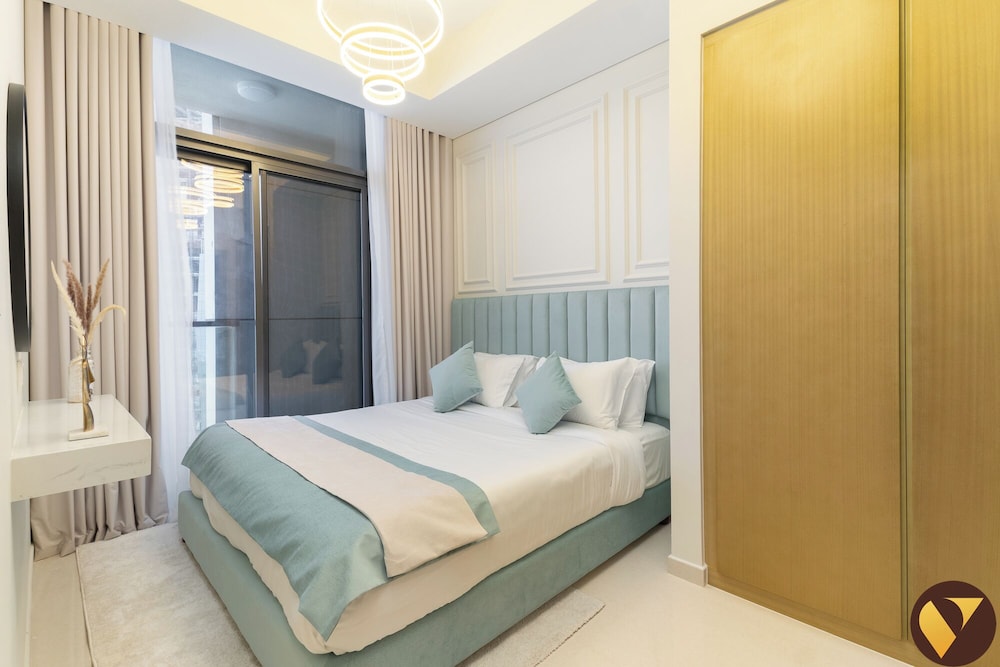 Vogue Business Bay with Sea View Metro