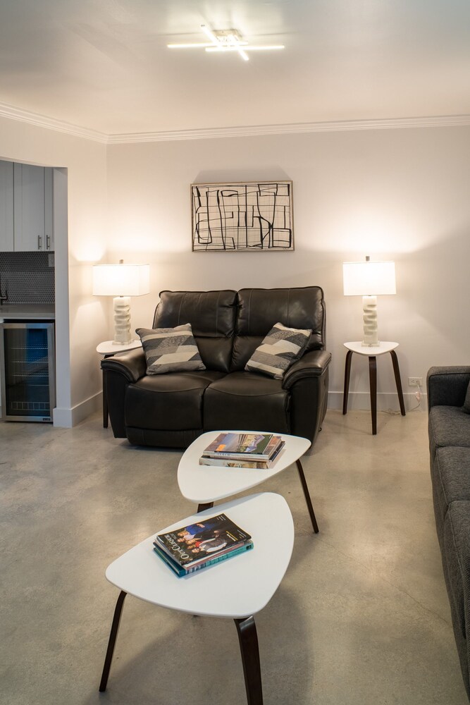 Walk to Wilton Drive - Spacious Quiet Villa 2 HOT TUB