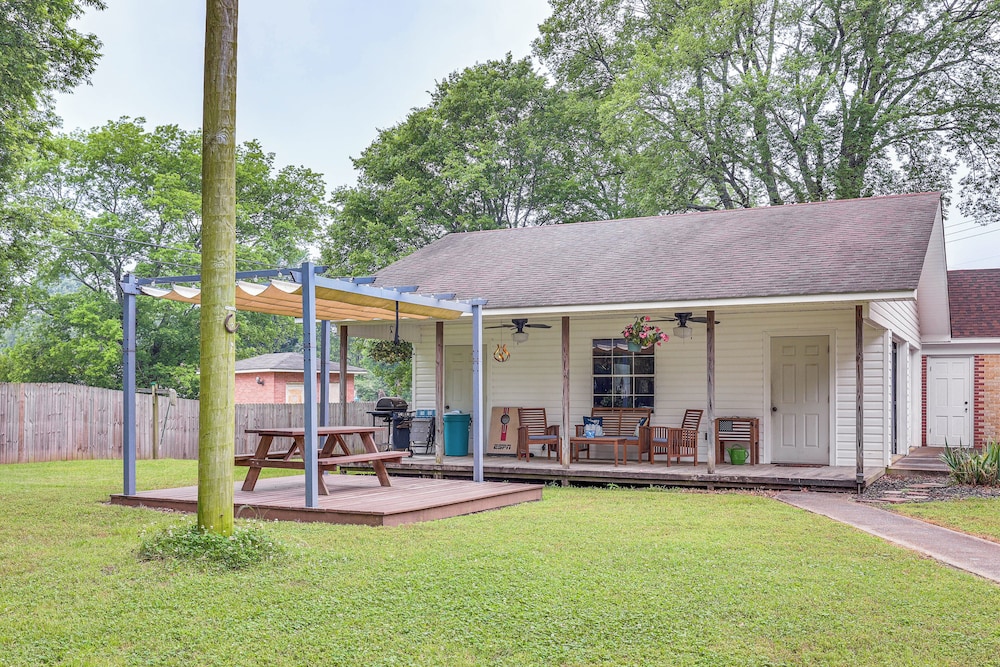 Delightful Retreat w/ Fireplace + Large Yard! view 3