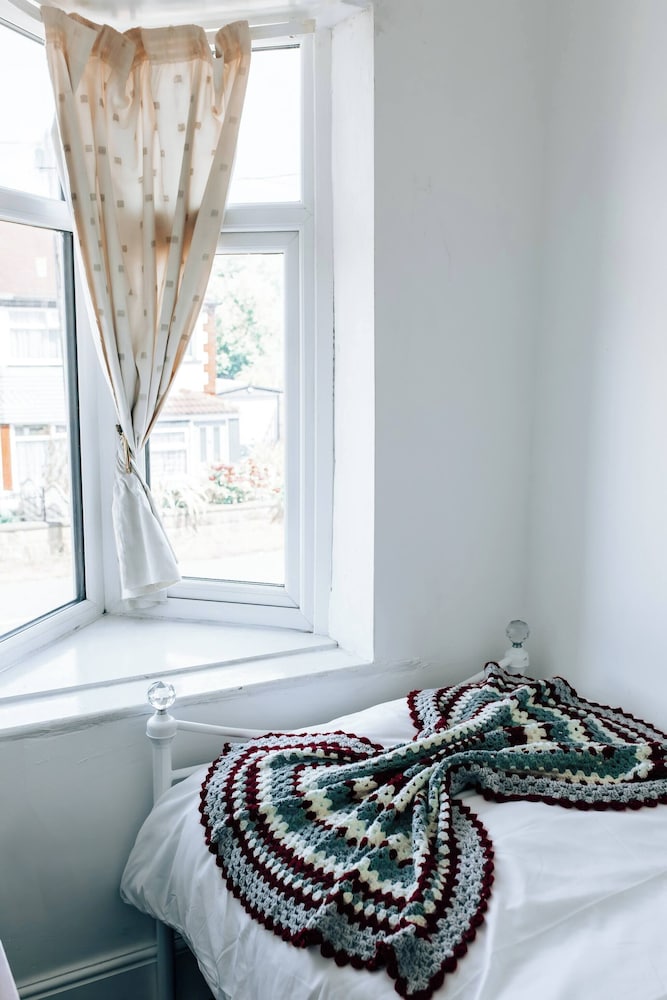 Cozy 3 Bedroom Home in Leeds, Perfect for Families and Groups