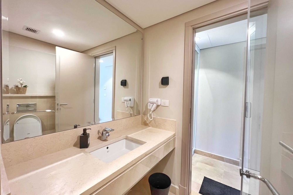 Xuru Stays I Exotic 1bdr w/ Outdoor Terrace Pool & Beach Access