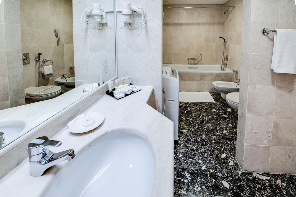 Abu Dhabi Vacations - Grand Continental Hotel - Property Image 2