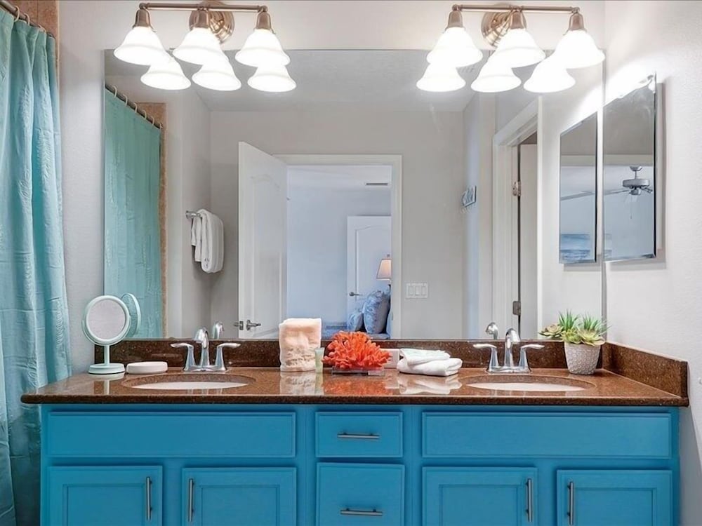 Adorable Townhome Remodeled With Comfort And Relaxation In Mind! Splash Pool! 4 Bedroom Townhouse