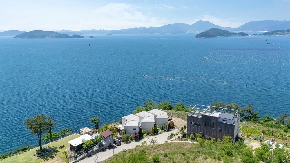 Geojedo Raonhiljo Pollvilla Pension view 5