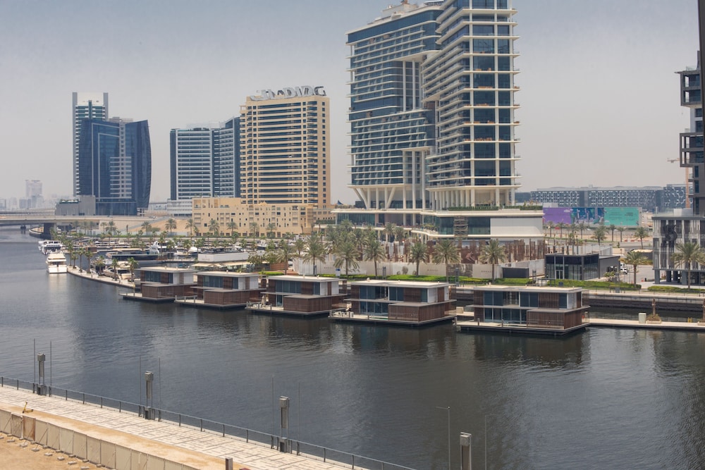 SIMPLY COMFORT Urban Chic Suites in J One Tower City & Canal Views
