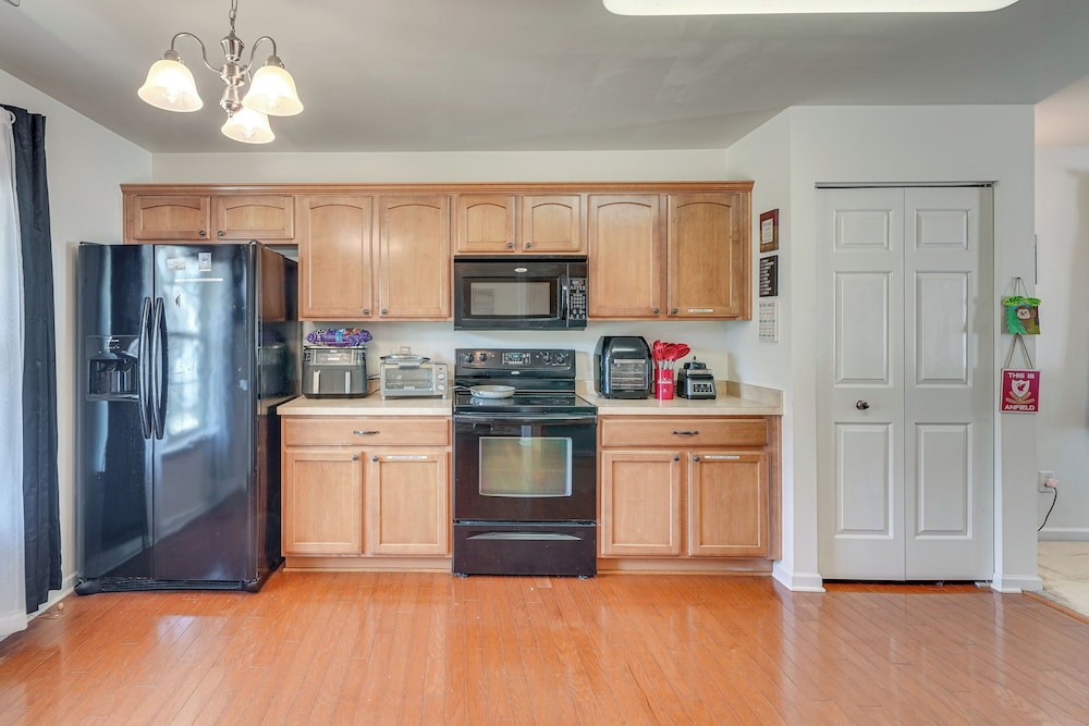 6 Mi to Dtwn Raleigh: Townhome w/ Fenced Patio!
