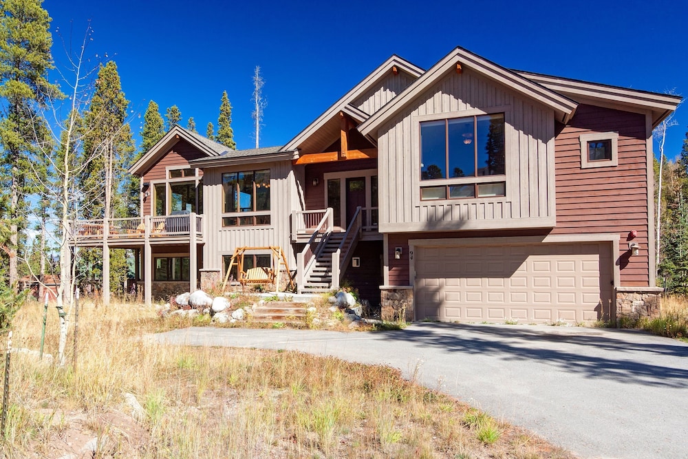 Lone Hand Lodge 4 Bedroom Home by RedAwning