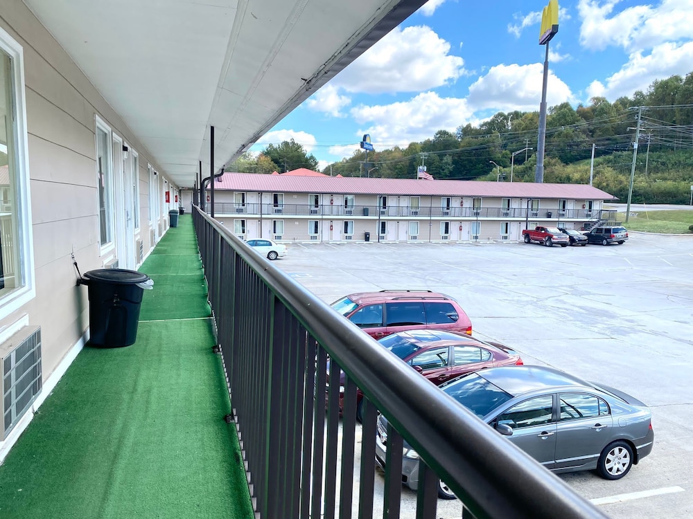 Sweetwater Vacations - Economy Inn - Property Image 1