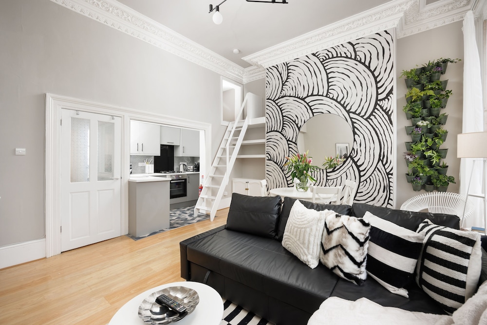 Stunning Arty Apartment & mezzanine view 4