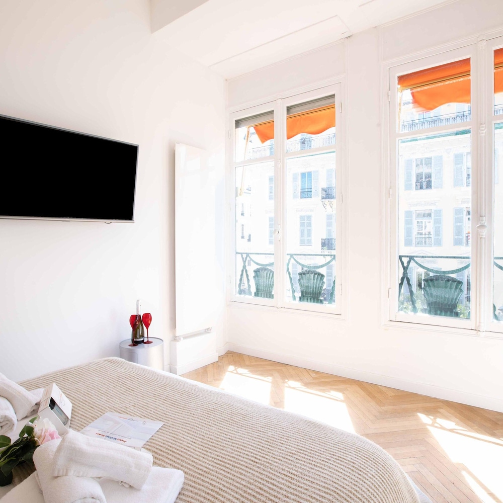 Le Magenta in Nice With 1 Bedrooms and 1 Bathrooms
