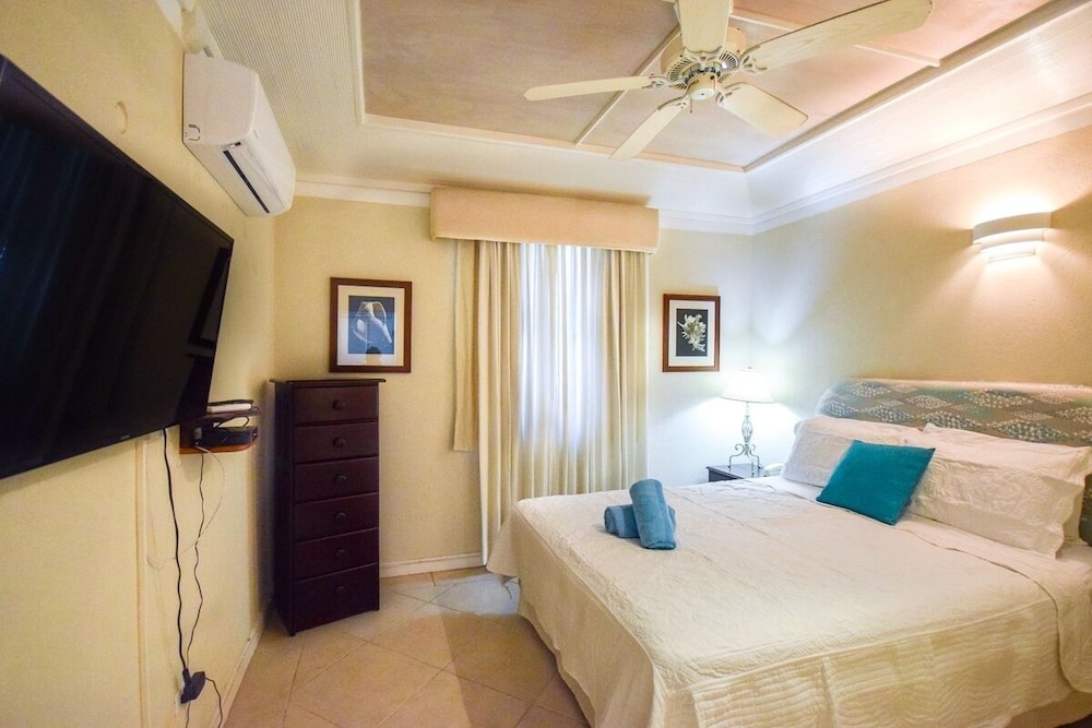 Beachfront Cosy And Romantic Condo - Nautilus 1 Bedroom Apts by Bluescape